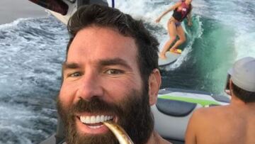 Με... ημίγυμνη παρέα αποχαιρέτησε τον Χιου Χέφνερ ο «βασιλιάς του Instagram»