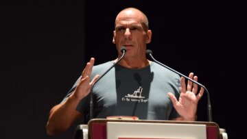 Με σκίτσο από... την μπλούζα του έστειλε μήνυμα στον Σόιμπλε ο Γιάνης Βαρουφάκης