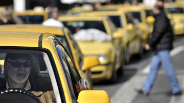 Προσπαθεί να τα μαζέψει ο Σπίρτζης για την Taxibeat: Ποιο νομοσχέδιο;