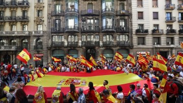 «Ζήτω η Καταλονία! Ζήτω η Ισπανία!» φώναξαν εκατοντάδες χιλιάδες διαδηλωτές στη Βαρκελώνη