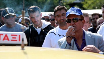 Λυμπερόπουλος εναντίον Άδωνι για Taxibeat: Είμαστε πολλοί και είναι λίγοι!