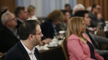 Κεντροαριστερά: Νέα κόντρα για τις διπλές ιδιότητες