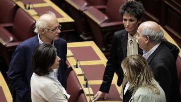 Θρίλερ με την κοινοβουλευτική πλειοψηφία στο νόμο για αλλαγή φύλου από τα 15