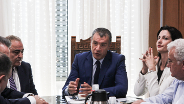 Θεοδωράκης: «Ναι» στην αξιολόγηση των δημόσιων υπαλλήλων