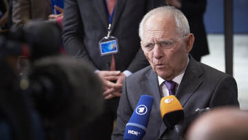 Σόιμπλε: Έπλεξε το εγκώμιο του Μακρόν και μίλησε για «ήπιο Brexit»