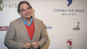 «Κουτσομπολιά» για τον Όλιβερ Στόουν οι καταγγελίες κατά του Γουάινσταϊν