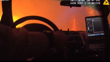 Συγκλονιστικές εικόνες από την Καλιφόρνια: Περνούν μέσα απ' τη φωτιά για να γλιτώσουν!