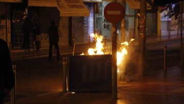 Επεισόδια και απόψε στα Εξάρχεια: Έβαλαν φωτιές σε κάδους κι έστησαν οδοφράγματα