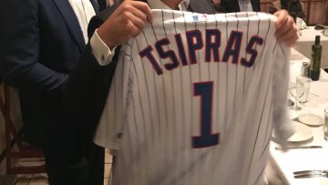 Φωτογραφίες: Ο Αλέξης Τσίπρας με φανέλα ομάδας μπέιζμπολ στο Σικάγο