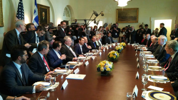 Τράμπ, Τίλερσον και Κούσνερ συζητούν με Τσίπρα, Καμμένο και Παππά