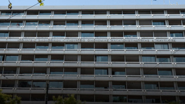 Το «αυτογκόλ» της υπερφορολόγησης οδήγησε στην τρύπα των 2,3 δισ. ευρώ στα έσοδα