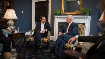 «Μήνυμα» του Αμερικανού αντιπροέδρου σε Τσίπρα: Κάντε μεταρρυθμίσεις που θα φέρουν επενδύσεις