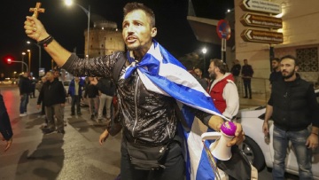 Ξορκίζουν την «Ώρα του Διαβόλου»: Ένταση και... σταυροί για τη «βλάσφημη» παράσταση