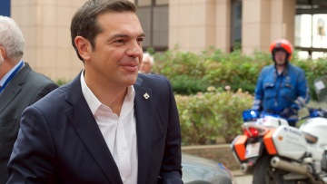 Ενημέρωση εκ των υστέρων για τα F-16 υπόσχεται η κυβέρνηση σε αντιπολίτευση και Θεσμούς