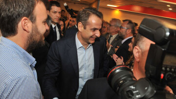 Πάτρα: Θερμή υποδοχή στον Μητσοτάκη στο 2ο προσυνέδριο της ΝΔ