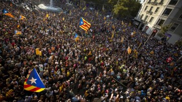 Καταλονία: Η Μαδρίτη καταργεί την κυβέρνηση - «Πραξικόπημα», απαντά η Βαρκελώνη