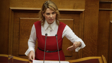 Κατερίνα Παπακώστα: Από το «ναρκοπέδιο» της Β' Αθηνών στην... αγκαλιά των ΣΥΡΙΖΑΝΕΛ;