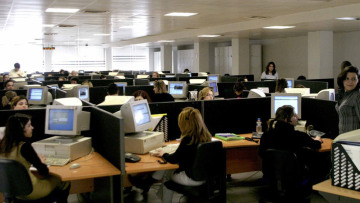 Μονιμοποιούν χιλιάδες συμβασιούχους στο Δημόσιο μέσω «προσωπικής επαφής»