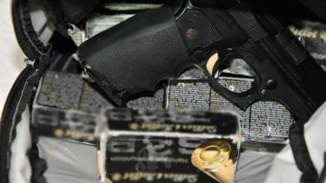 Σχεδίαζε νέο χτύπημα; Όπλα, εκρηκτικά και έτοιμοι φάκελοι στη γιάφκα του 29χρονου