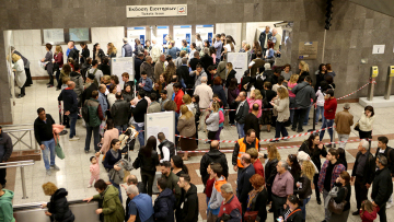 Απίστευτη ταλαιπωρία στις ουρές για το ηλεκτρονικό εισιτήριο