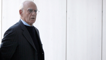 Ένοχοι όπως πρωτόδικα ο Άκης και άλλοι 15 για τις «χρυσές μίζες» των εξοπλιστικών