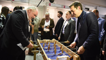 Φωτογραφίες: Ο Τσίπρας έπαιξε ξύλινο ποδοσφαιράκι στο Γκάζι