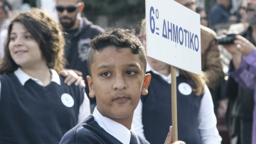 Στηρίζουμε τον διευθυντή που δεν έδωσε τη σημαία στον Αμίρ λένε οι γονείς των συμμαθητών του