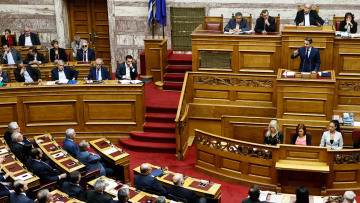 Μητσοτάκης: Εκθρέψατε τον τραμπουκισμό - Τσίπρας: Η εγκληματικότητα έχει μειωθεί