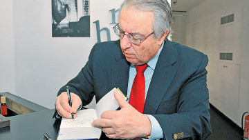 Μπαμπινιώτης ξανά κατά του «Click away»: Ούτε δύσκολο ούτε γελοίο να δοκιμάσουμε την ελληνική απόδοση