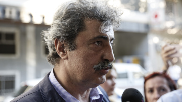 Πολάκης για το υψωμένο δάχτυλο της Σταμάτη: Νεόπλουτο τσουλί!