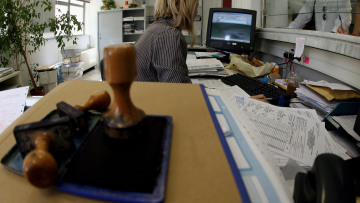 ΝΔ για την αποκάλυψη του protothema.gr: Τι εννοεί η κυβέρνηση με τη μονιμοποίηση μέσω «προσωπικής επαφής»;