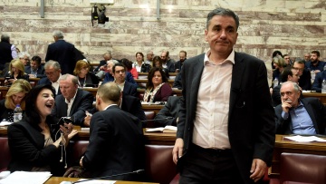 Βουλή: «Ναι» Τσακαλώτου σε πλειστηριασμούς α' κατοικίας άνω των 300.000 ευρώ
