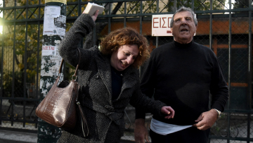 Ξέσπασε η μητέρα της Δώρας: Της έριξε 14 μαχαιριές και οι αστυνομικοί τον κρατούσαν!