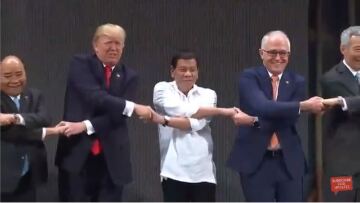 Βίντεο: Αυτή είναι... χειραψία - Βρήκε τον μάστορά του ο Τραμπ