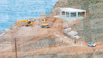 Θρίλερ με τον πολεοδόμο της Μυκόνου: Τον θέτουν για δεύτερη φορά σε αργία