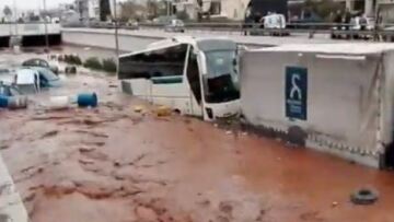 Συγκλονιστικές εικόνες από την εθνική οδό: Προσπαθούν να γλιτώσουν από τα ορμητικά νερά 