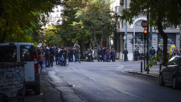 Επίθεση με μολότοφ κατά των ΜΑΤ στο Πολυτεχνείο - Υπό κατάληψη το ΕΜΠ