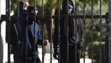 Οι φοιτητές καταγγέλλουν την κυβέρνηση και ζητούν να φύγουν τα ΜΑΤ από το Πολυτεχνείο 