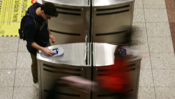 Ξεκινά η εποχή του ηλεκτρονικού εισιτηρίου: Προβλήματα και ελλείψεις καταγγέλλουν οι εργαζόμενοι