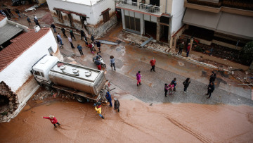 Κάτοικοι Μάνδρας: «Θα μείνουμε εδώ για να φυλάξουμε τις περιουσίες μας»