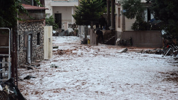 Θρίλερ με τους αγνοούμενους σε Μάνδρα και Ν. Πέραμο: Αναζητούν πέντε, βρήκαν δύο ζωντανούς