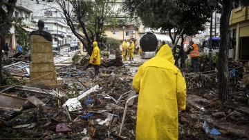 Αυτοψίες από τεχνικά κλιμάκια στις πληγείσες περιοχές της Δυτικής Αττικής