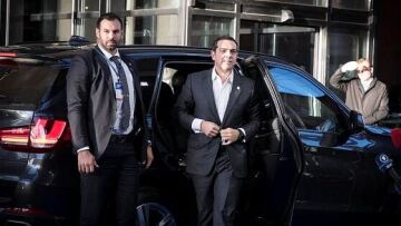 Η Αθήνα πνίγεται και ο Τσίπρας μιλάει στη Σουηδία για την… κοινωνική Ευρώπη