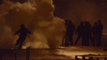 «Βροχή» μολότοφ στα Εξάρχεια μετά την πορεία για το Πολυτεχνείο