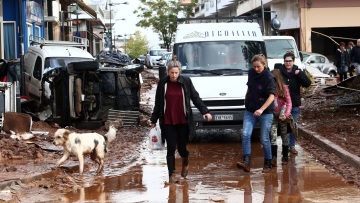 Οι δήμοι φροντίζουν για το φαγητό των πληγέντων στην Μάνδρα