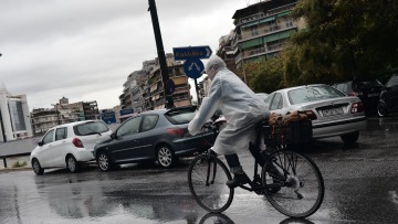 Για 48 ώρες ακόμα η κακοκαιρία: Με καταιγίδα ξημέρωσε η Αττική