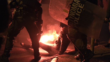 Παραμένει στη ΜΕΘ η δικηγόρος που τραυματίστηκε από φωτοβολίδα: Τι ανησυχεί τους γιατρούς