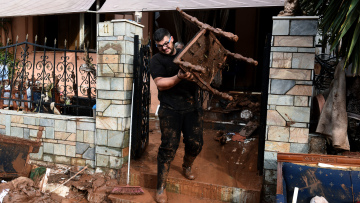 Ανυπολόγιστες οι καταστροφές στη Μάνδρα: Επτά στα δέκα σπίτια έχουν σοβαρές ζημιές