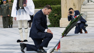 Φωτογραφίες: Ο Πολωνός πρόεδρος γονάτισε μπροστά στο Μνημείο του Αγνώστου Στρατιώτη