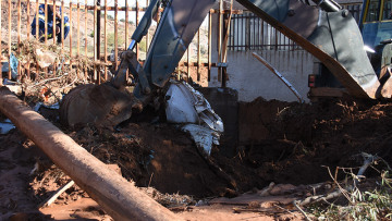 Μάνδρα: Αγωνία για τους δύο αγνοούμενους - Ψάχνουν με τις μπουλντόζες κοντά στο αμαξοστάσιο 